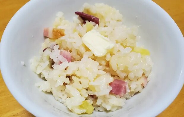 『サツマイモとベーコンの炊き込みご飯』の完成写真（撮影：エニママ）