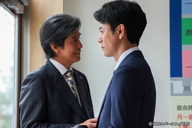 『ザ・ロイヤルファミリー』に出演する妻夫木聡さんと佐藤浩市さんが写る場面写真