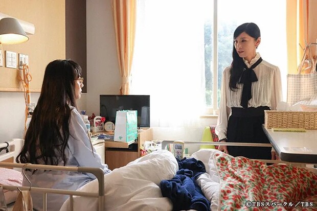 『ザ・ロイヤルファミリー』に出演する中嶋朋子さんさんと黒木瞳さんが写る場面写真