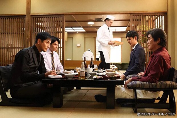 『ザ・ロイヤルファミリー』に出演する佐藤浩市さんさんと沢村一樹さんが写る場面写真