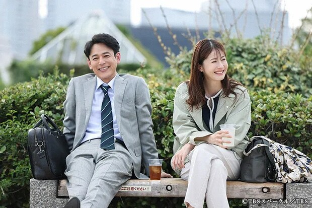 『ザ・ロイヤルファミリー』に出演する妻夫木聡さんと松本若菜さんが写る場面写真