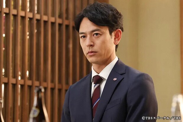 『ザ・ロイヤルファミリー』に出演する妻夫木聡さんが写る場面写真