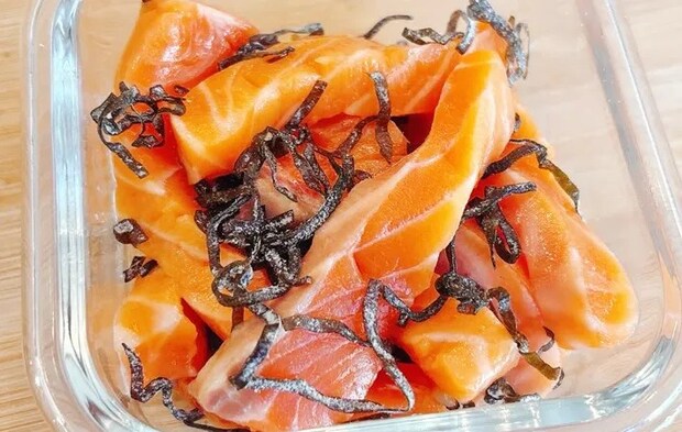 『サーモンの塩こんぶ漬け』を作る写真（撮影：キジカク）