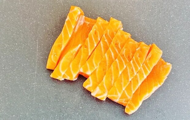 『サーモンの塩こんぶ漬け』を作る写真（撮影：キジカク）