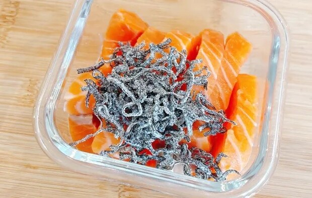 『サーモンの塩こんぶ漬け』を作る写真（撮影：キジカク）