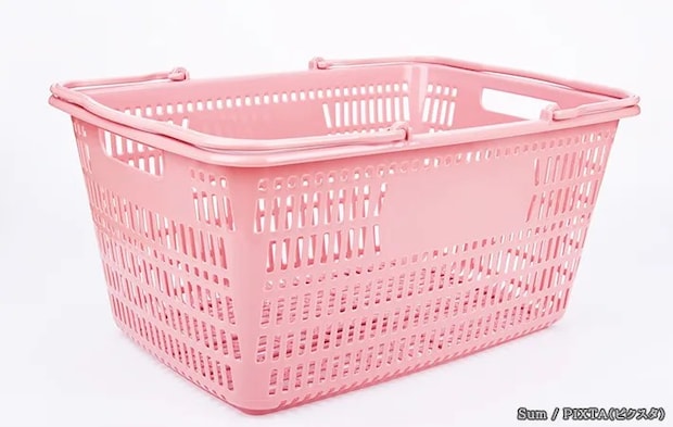 ピンク色のカゴの写真