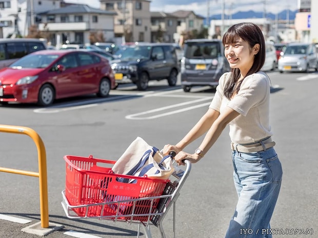 スーパーで買い物後、カゴごと車に運ぶのはあり？　意外と知らない境界線