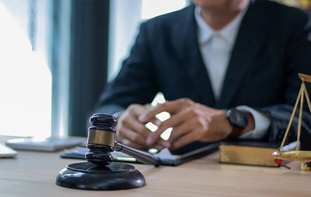 ガベルと男性の写真