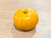 指も汚さず10秒で完了！？　和歌山みかん農家流の皮むき術が？