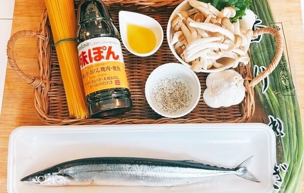 『さんまときのこのぽんパスタ』の材料写真（撮影：キジカク）