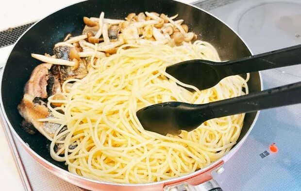 『さんまときのこのぽんパスタ』を作る写真（撮影：キジカク）
