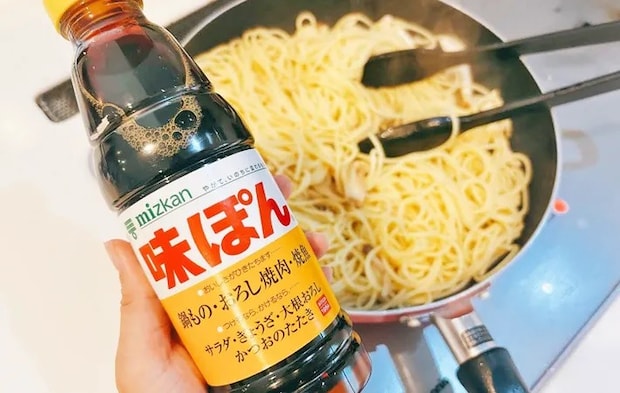 『さんまときのこのぽんパスタ』を作る写真（撮影：キジカク）