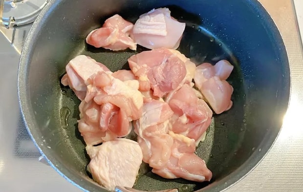 『きのこと鶏の味噌バター絶品汁』を作る写真（撮影：エニママ）