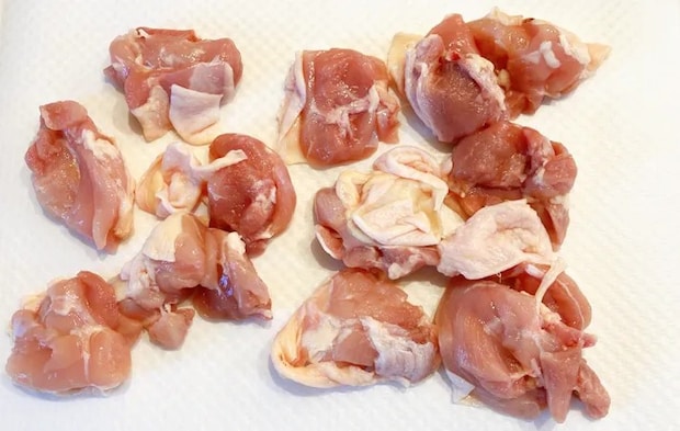 『きのこと鶏の味噌バター絶品汁』を作る写真（撮影：エニママ）