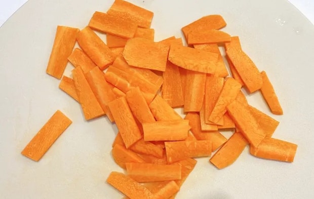 『きのこと鶏の味噌バター絶品汁』を作る写真（撮影：エニママ）