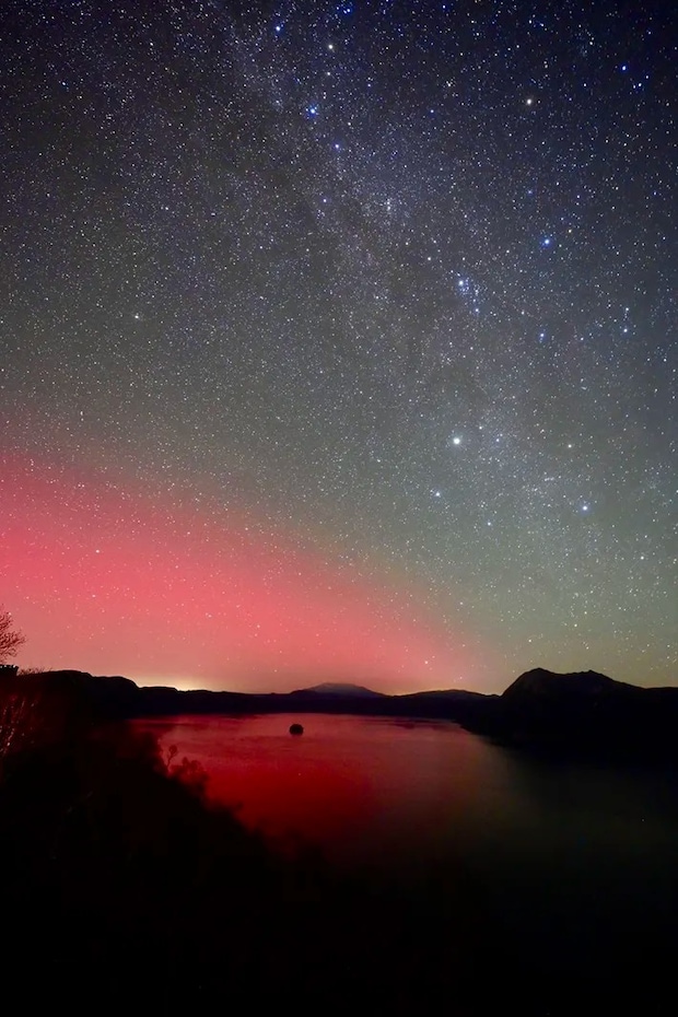 湖の上で観測されたオーロラと、天の川の写真