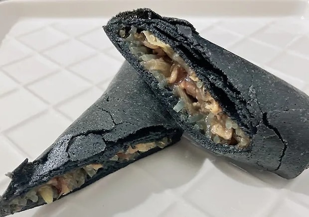 『黒いすき焼き春巻』（撮影：grape編集部）