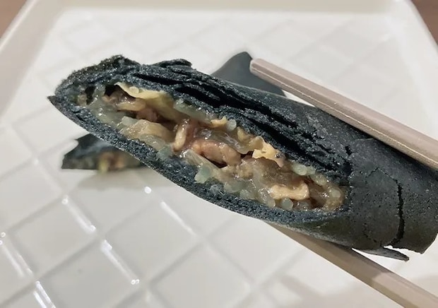 『黒いすき焼き春巻』（撮影：grape編集部）