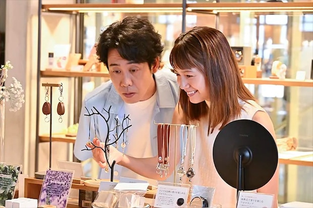 『ちょっとだけエスパー』に出演する大泉洋さんと宮﨑あおいさんが写る場面写真