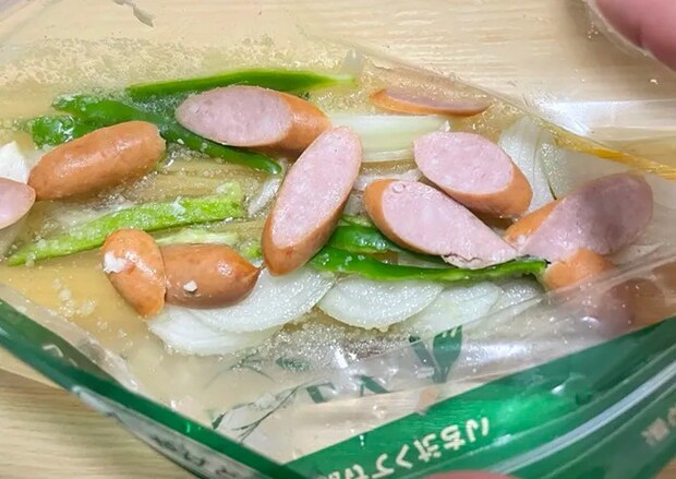 調理バッグに材料を入れる写真（撮影：grape編集部）