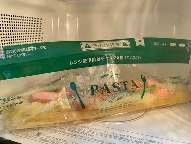 調理バッグを電子レンジに入れる写真（撮影：grape編集部）