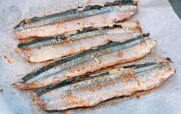 『さんまと根菜の炊き込みご飯』を作る写真（撮影：キジカク）