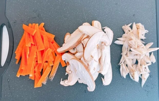 『さんまと根菜の炊き込みご飯』を作る写真（撮影：キジカク）