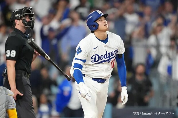 バットを投げる大谷翔平選手の写真