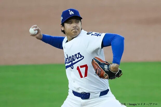 ボールを投げる大谷翔平選手の写真