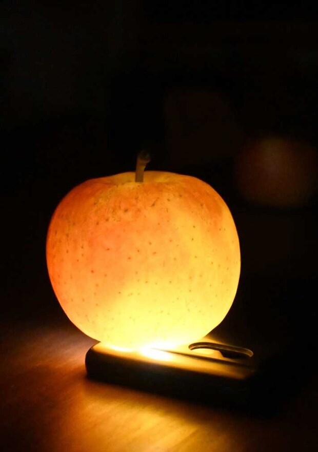 スマホのライトで光るリンゴ