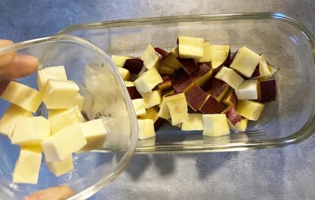 サツマイモにチーズを加える写真（撮影：エニママ）