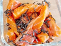 20分寝かせるだけ！　サーモンと塩こんぶだけで作るレシピが？【自宅で店の味】