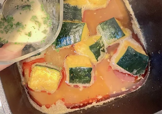 とろみ粉液を入れる（撮影：grape編集部）