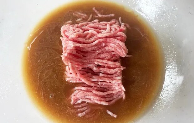 『ボウル1つで作れる麻婆豆腐』を作る写真（撮影：エニママ）