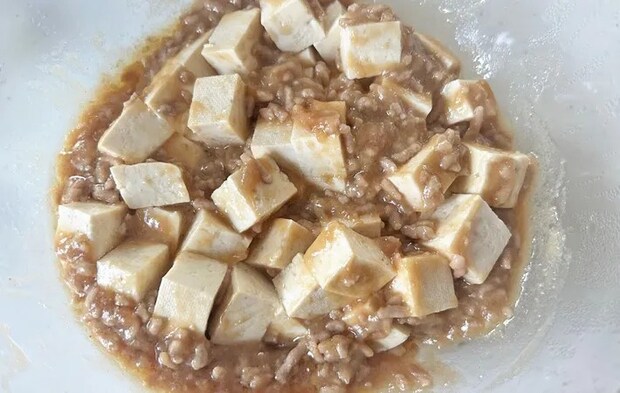 『ボウル1つで作れる麻婆豆腐』を作る写真（撮影：エニママ）