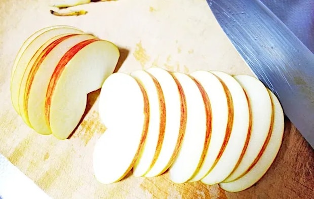 『りんごのチーズのせ』を作る写真（撮影：エニママ）