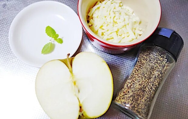 『りんごのチーズのせ』の材料写真（撮影：エニママ）