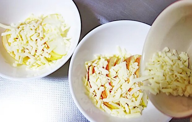 『りんごのチーズのせ』を作る写真（撮影：エニママ）