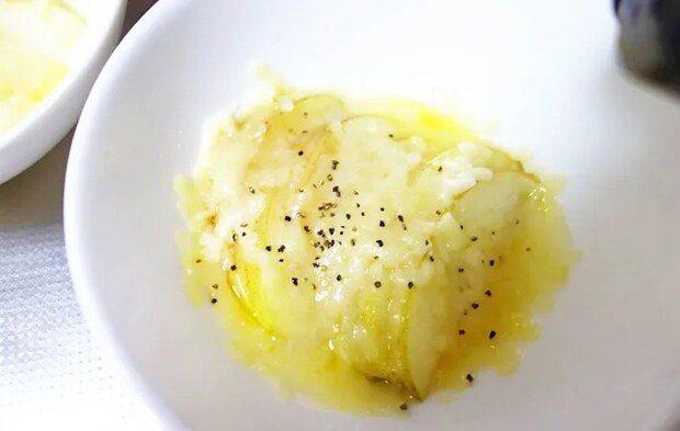 『りんごのチーズのせ』を作る写真（撮影：エニママ）