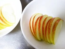 リンゴをスライスして…？　できた簡単つまみに「子供が大喜び」「材料3つだけ！」