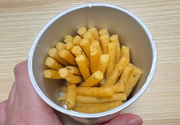 『じゃがりこ アスパラベーコン味』の中身の写真（撮影：grape編集部）