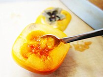 柿の中身をくり抜いて…？　代わりに入れたものに子供が「何これ―！」