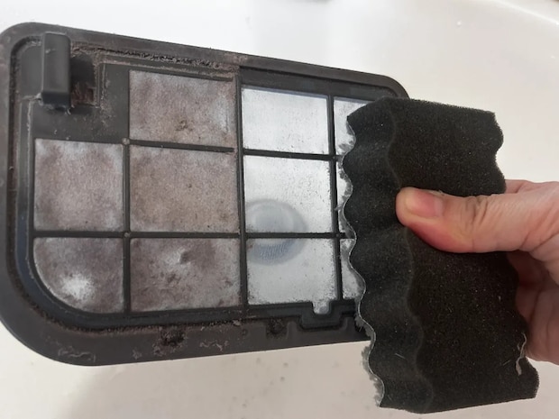 すぐに汚れるエアコンや洗濯機のフィルター 数十秒できれいにできる100均アイテムに「想像以上」