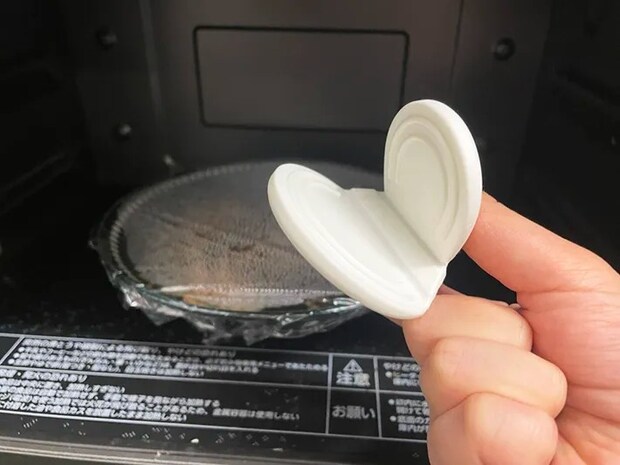 ダイソーの『お皿キャッチ』写真（撮影：grape編集部）