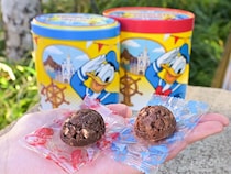 【知らずに買ってた！】ディズニーの『チョコクランチ』は缶と紙箱、どっちを選ぶ？　比較してみた