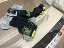 靴下を洗う時、裏返す？表のまま？　老舗靴下メーカーおすすめの『洗い方』は…【洗濯のコツ】