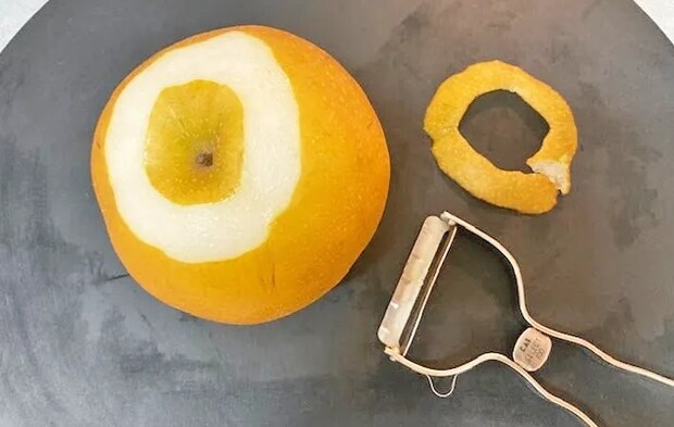 『ピーラーで梨の皮を剥いた』写真（撮影：エニママ）