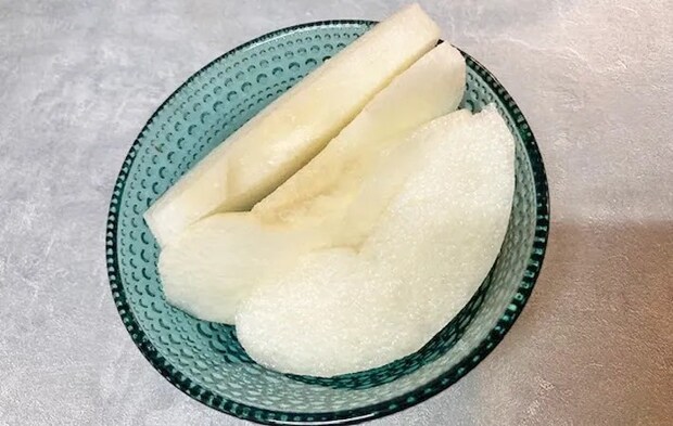 皮を剥いた梨の写真（撮影：エニママ）