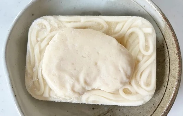 『秒速　金のサラダチキンうどん』を作る写真（撮影：エニママ）