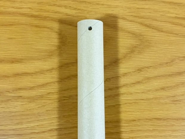 捨てないでよかった! アルミホイルの芯に穴を開けると…「めっちゃ便利」【収納技】